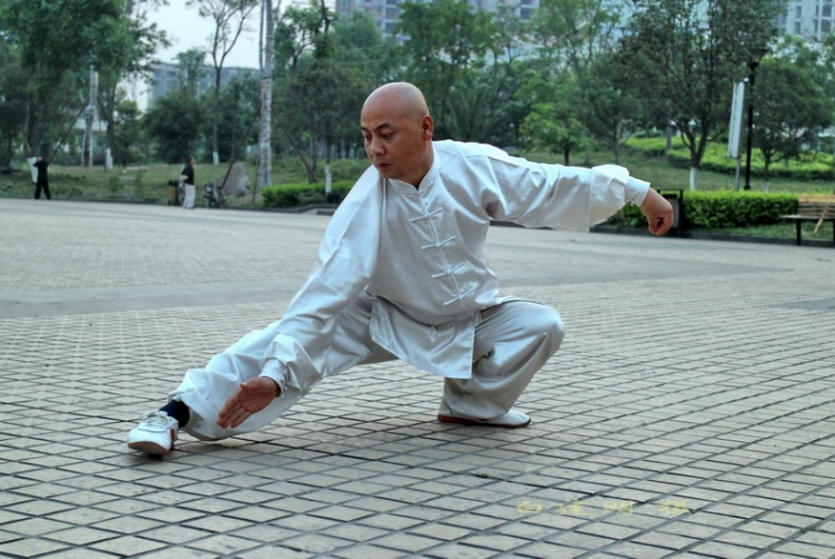 广场的练功人.jpg