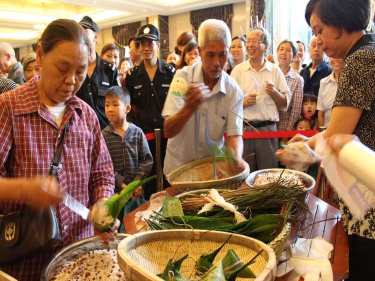 包粽子现场气氛热烈.jpg