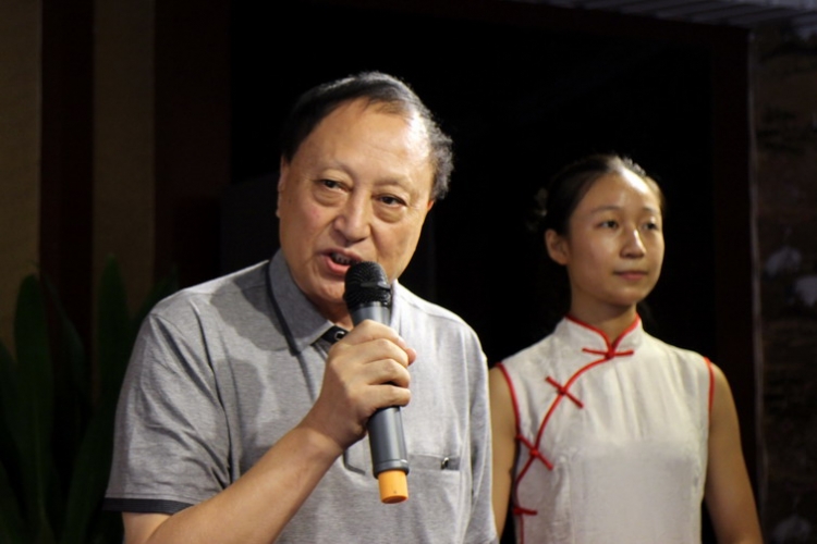 -乐山市民间文家协会会主席郑自谦致贺词.jpg