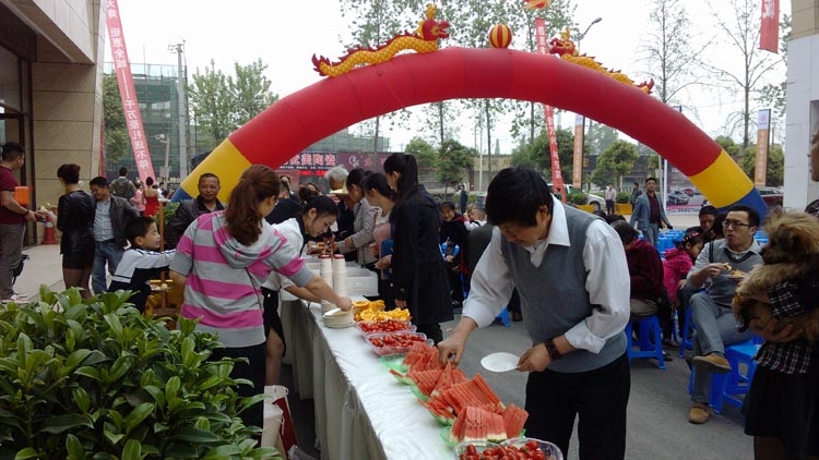 顾客正在享受水果饮品