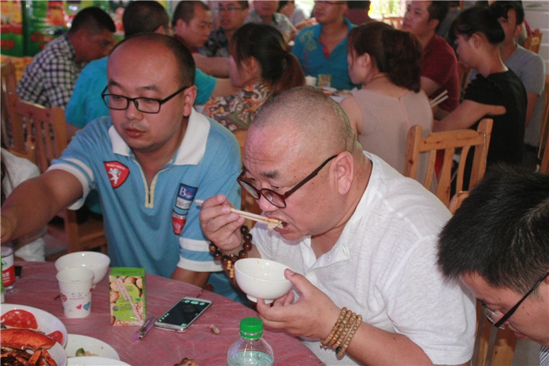 丑启明品尝乡厨味道.jpg