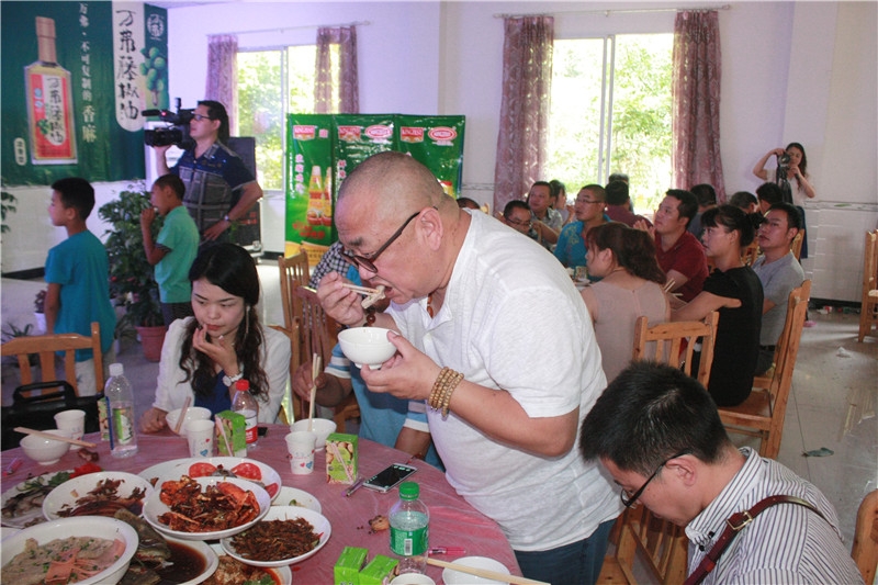 名厨品尝美食.jpg