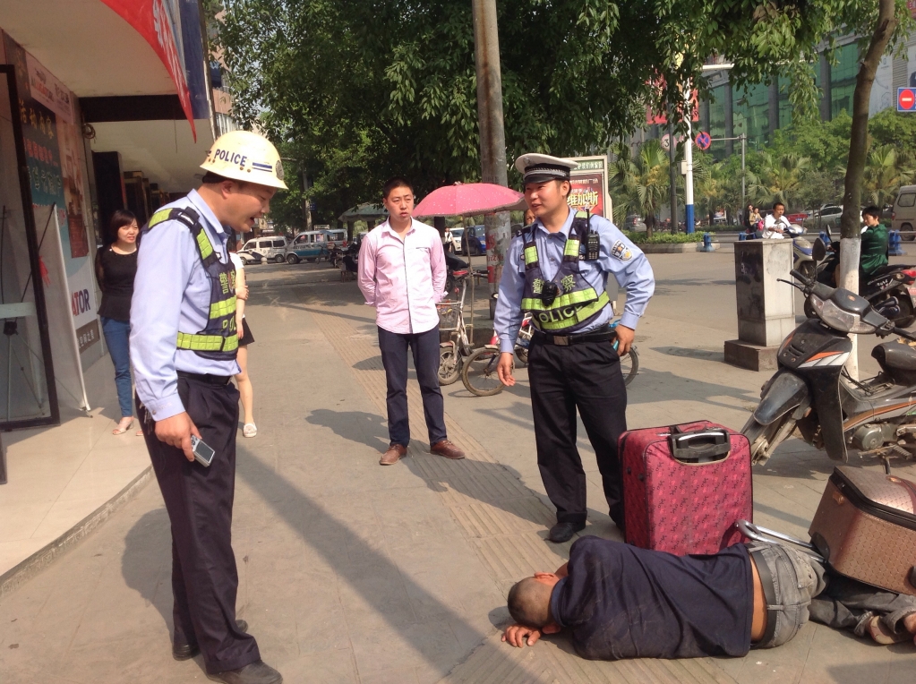 交警先到了