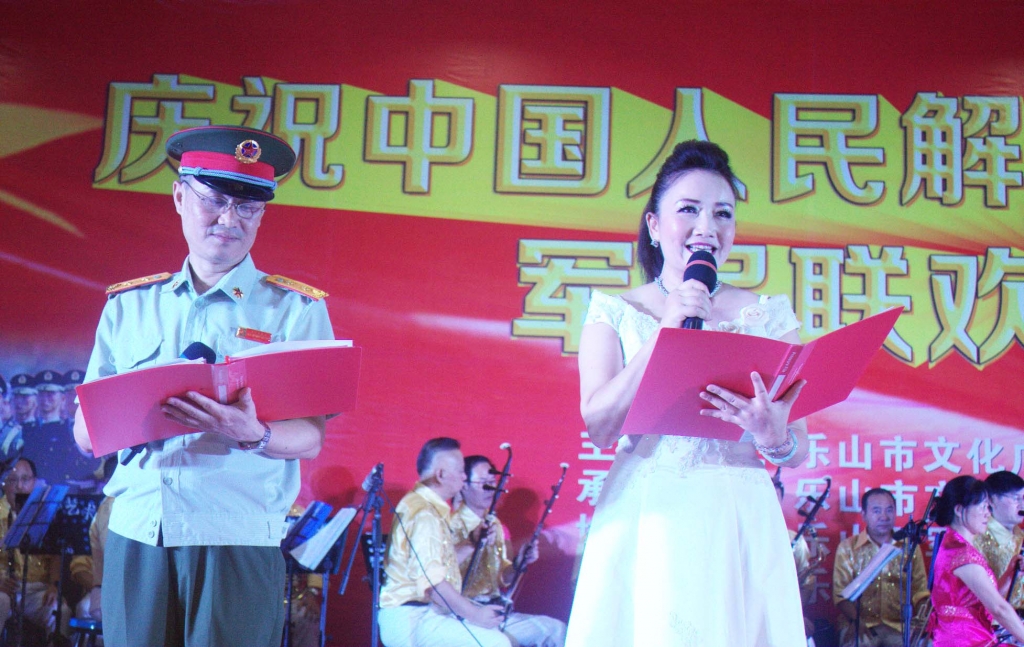 1主持人（右）范砾，市音协副主席.jpg