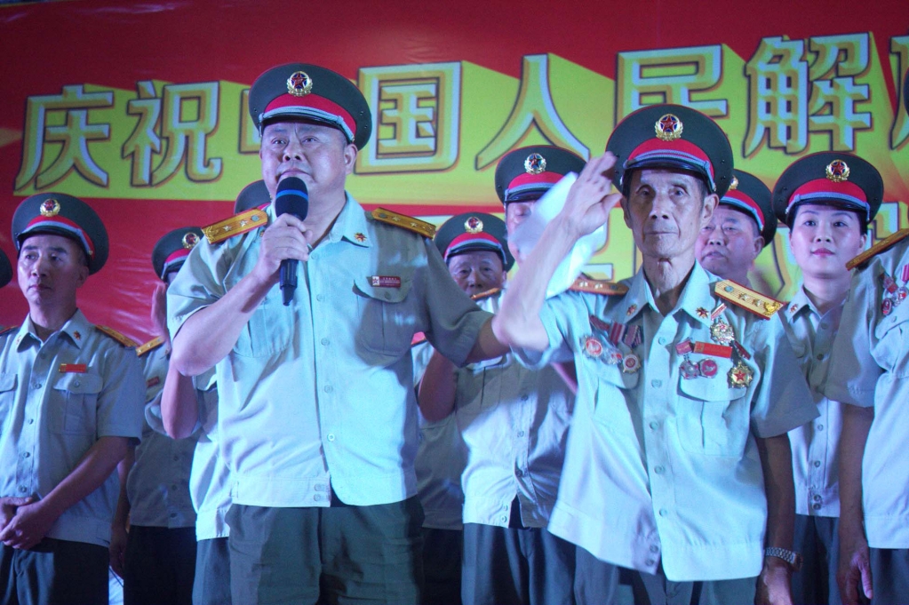 3英雄邱少云的战友、在晚会现场.jpg