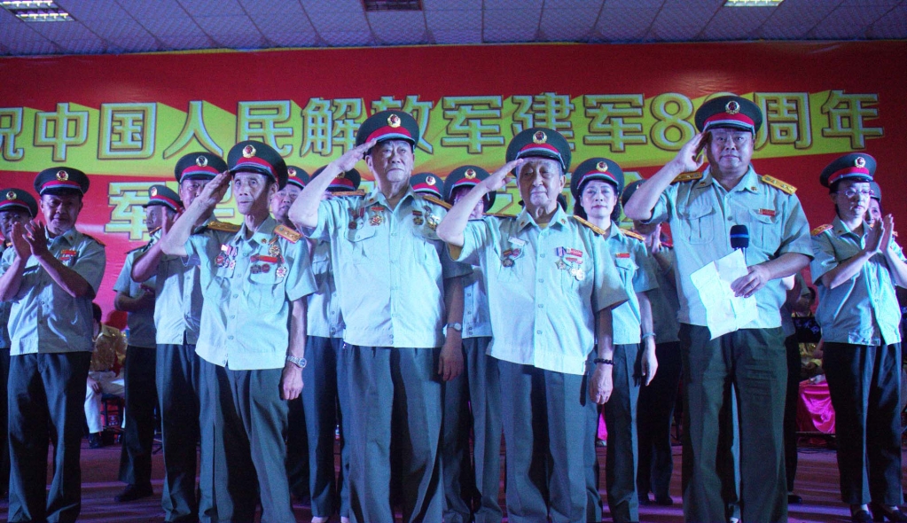 6老英雄向观众致敬.jpg