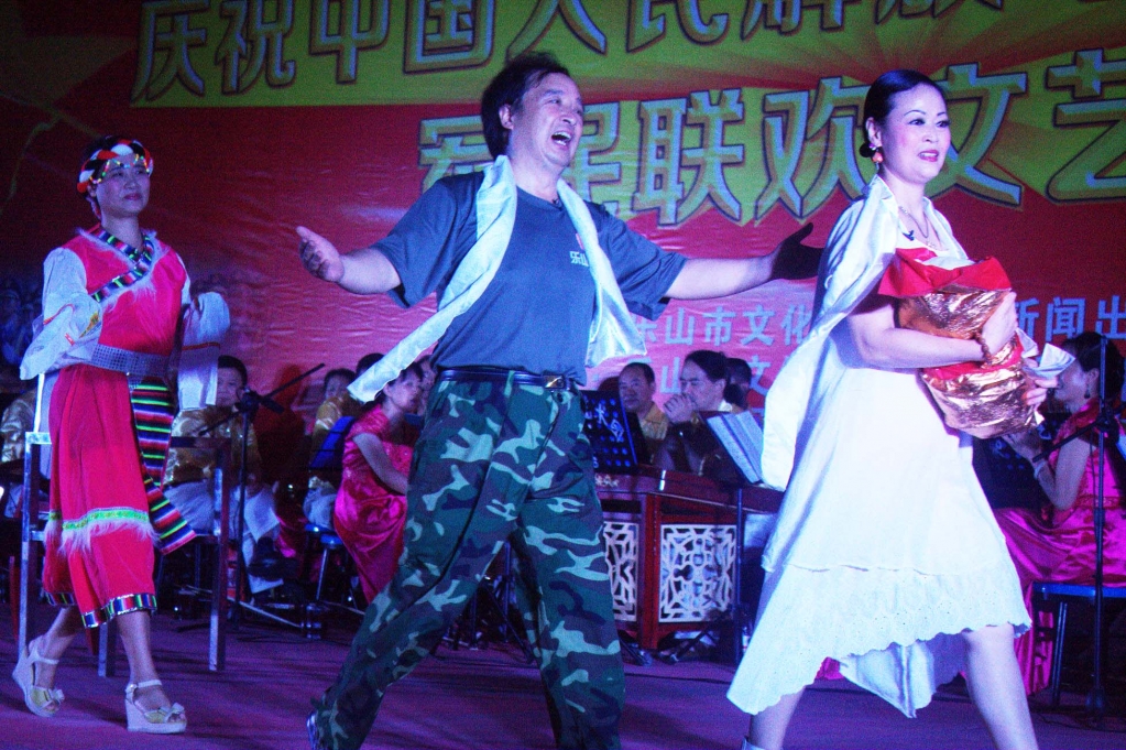 15夹江剧协孙建宏、罗琼芳、王珊瑚演出的小品《我们都是一家人》.jpg.jpg