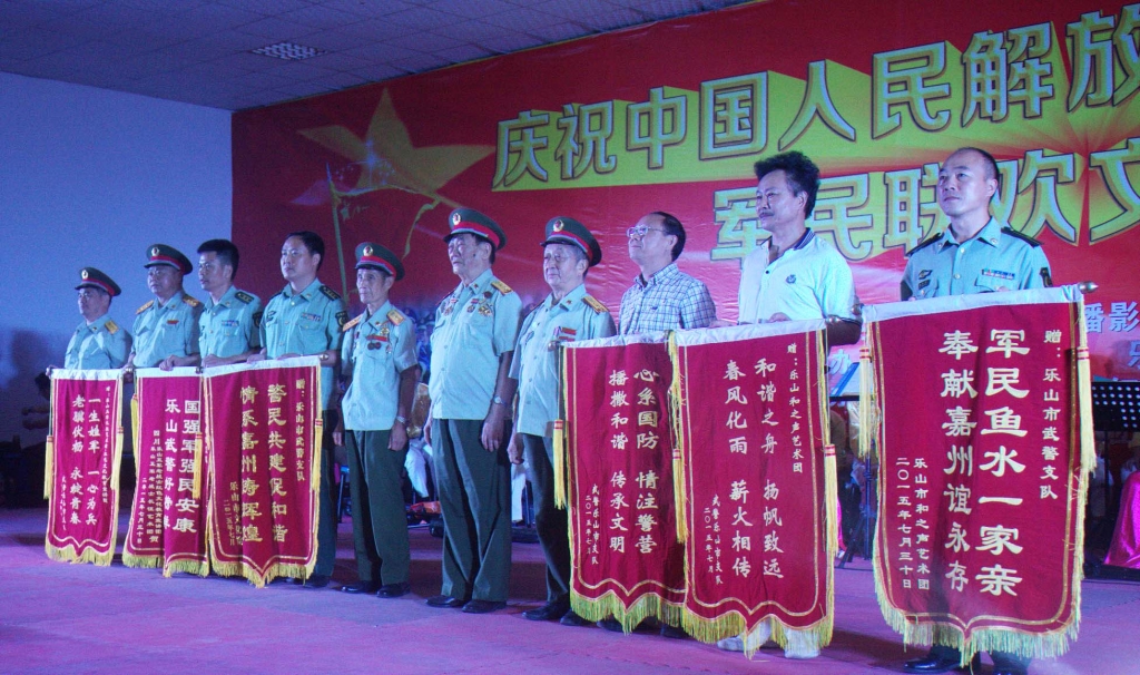 25军队和地方互赠锦旗.jpg