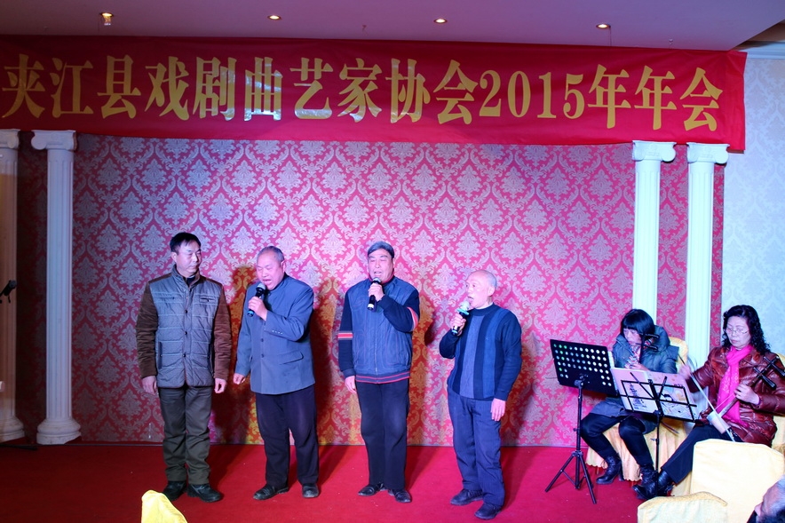 演唱京剧.JPG