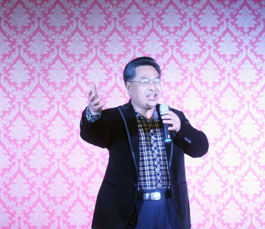 11 理事冯建华表演独唱《我和我的祖国》.jpg
