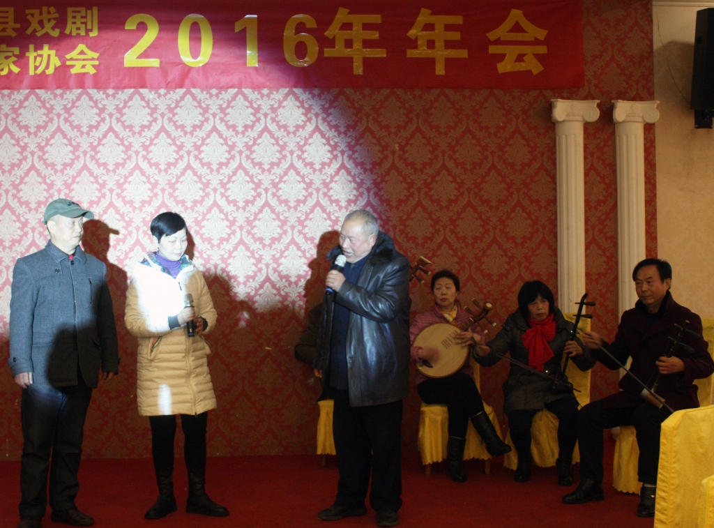 18 诗词协会王贵洪（右）表演京剧《智斗》.jpg