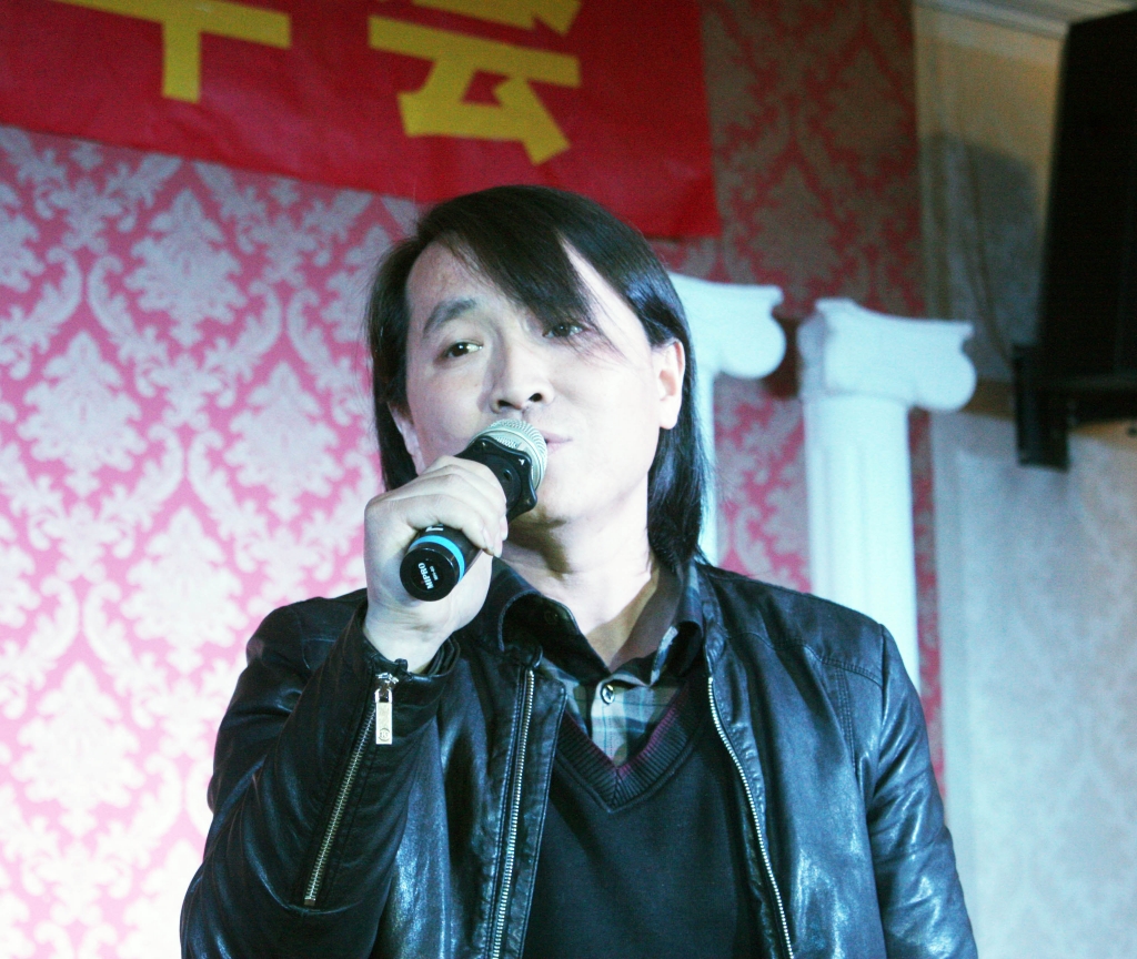 19 会员黎继刚表演的独唱《谢谢你的爱》.jpg