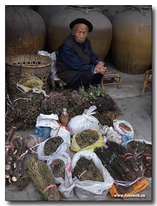 卖草药的老人.JPG