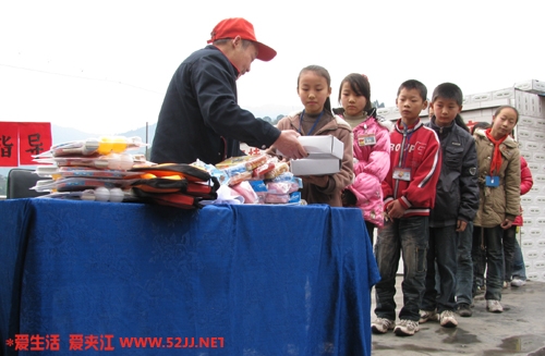 向孩子们分发学习用具