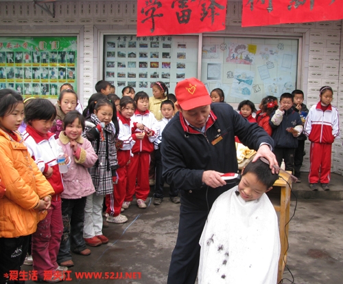 黎同云为孩子们理发