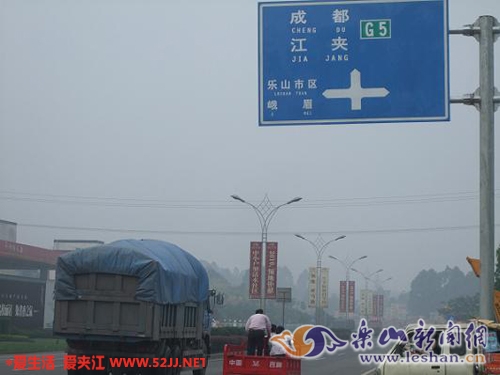 指示牌位于交通要道