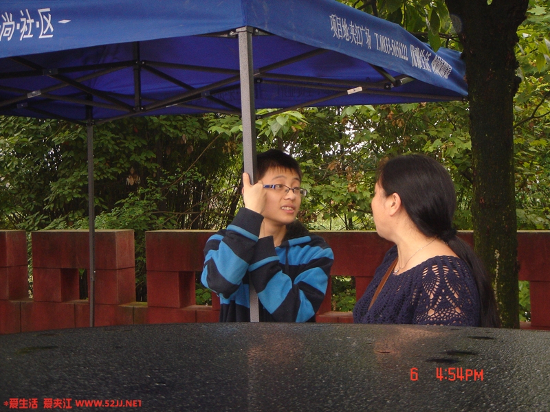 考生金鹏（左）复读了一年，转学文科，状态不错。.JPG