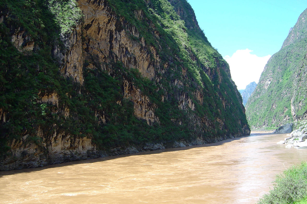峡谷里的河.jpg