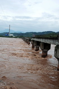 青衣江突发洪水，解放军对千佛岩渔船实施保桥救援
