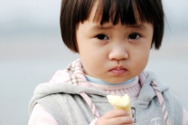 吃冰淇淋的小孩